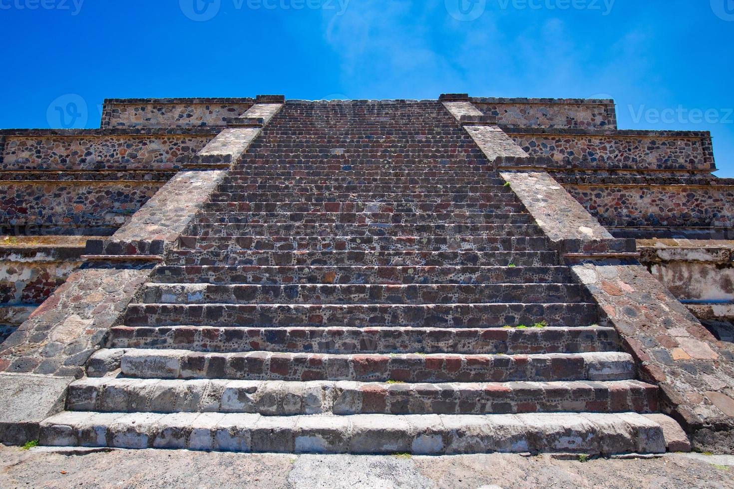 Pirámides de teotihuacan emblemáticas ubicadas cerca de la ciudad de México foto