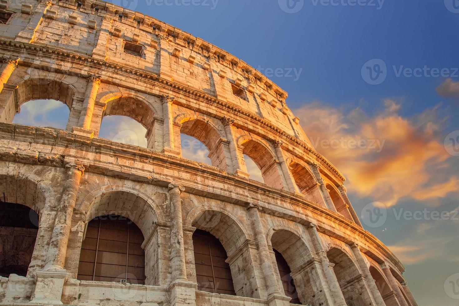 famoso coliseo coliseo de roma al atardecer temprano foto