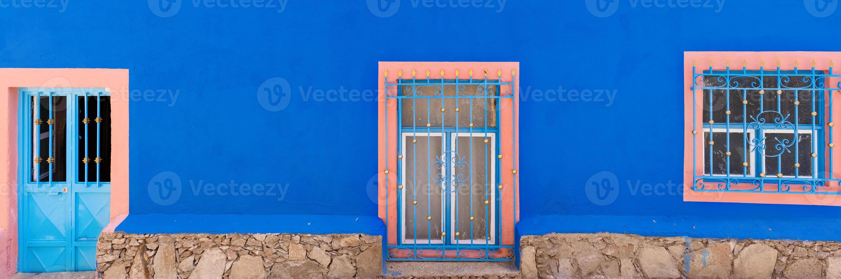 coloridas calles de la ciudad vieja en el centro histórico de la ciudad de zacatecas cerca de la catedral central. es un popular destino turístico mexicano foto