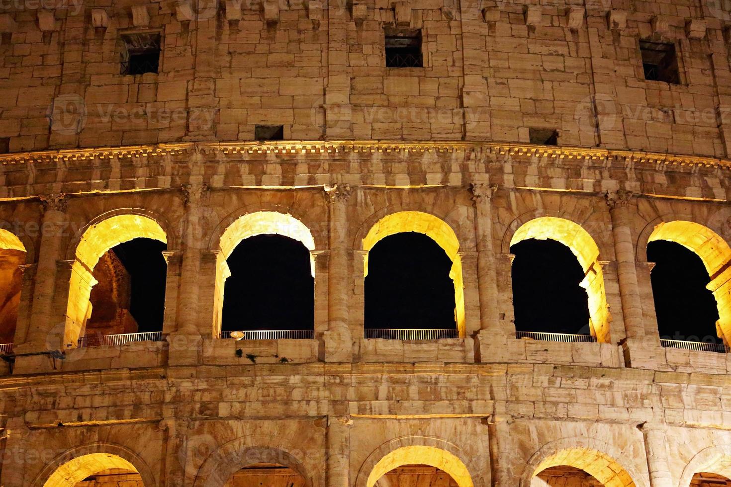 famoso coliseo de roma en la noche foto