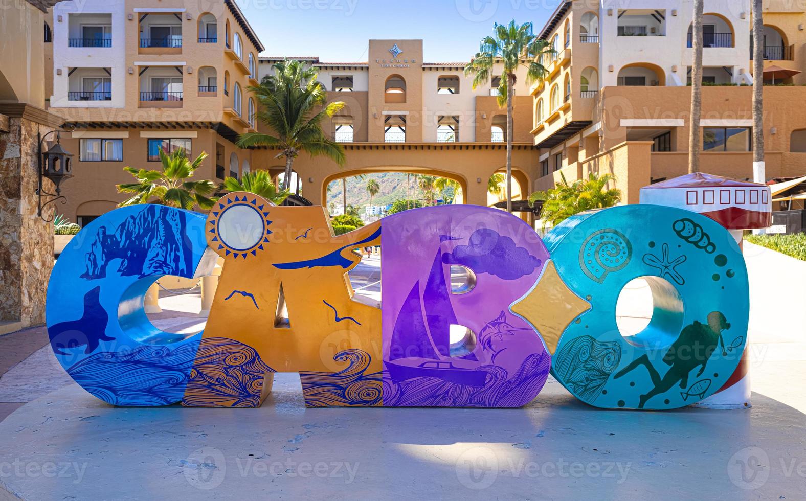 los cabos letras coloridas en el puerto deportivo de cabo san lucas un punto de partida para cruceros, pesca de marlín y lanchas hacia el arco y las playas foto