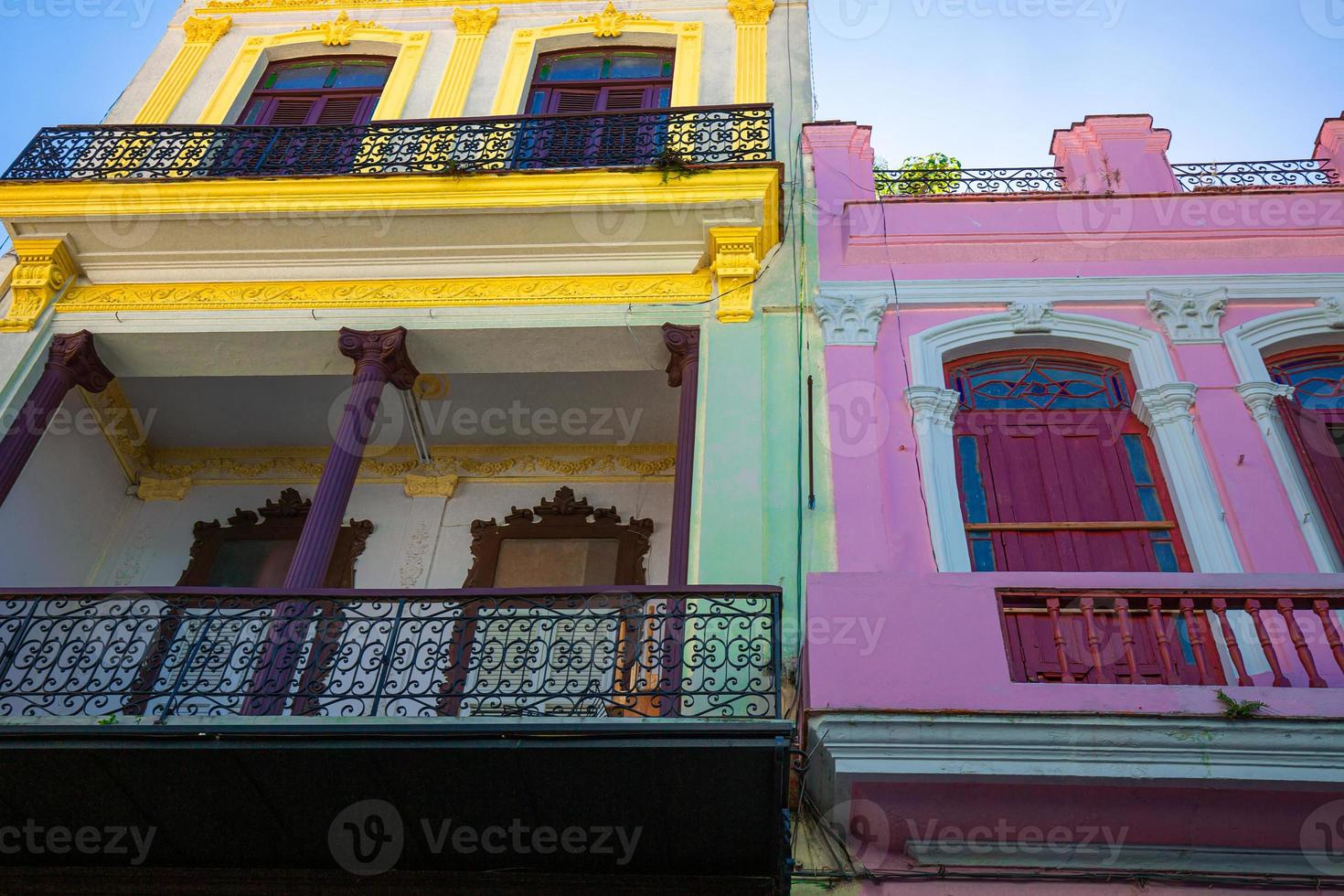 pintorescas y coloridas calles de la habana vieja en el centro histórico de la ciudad havana vieja foto