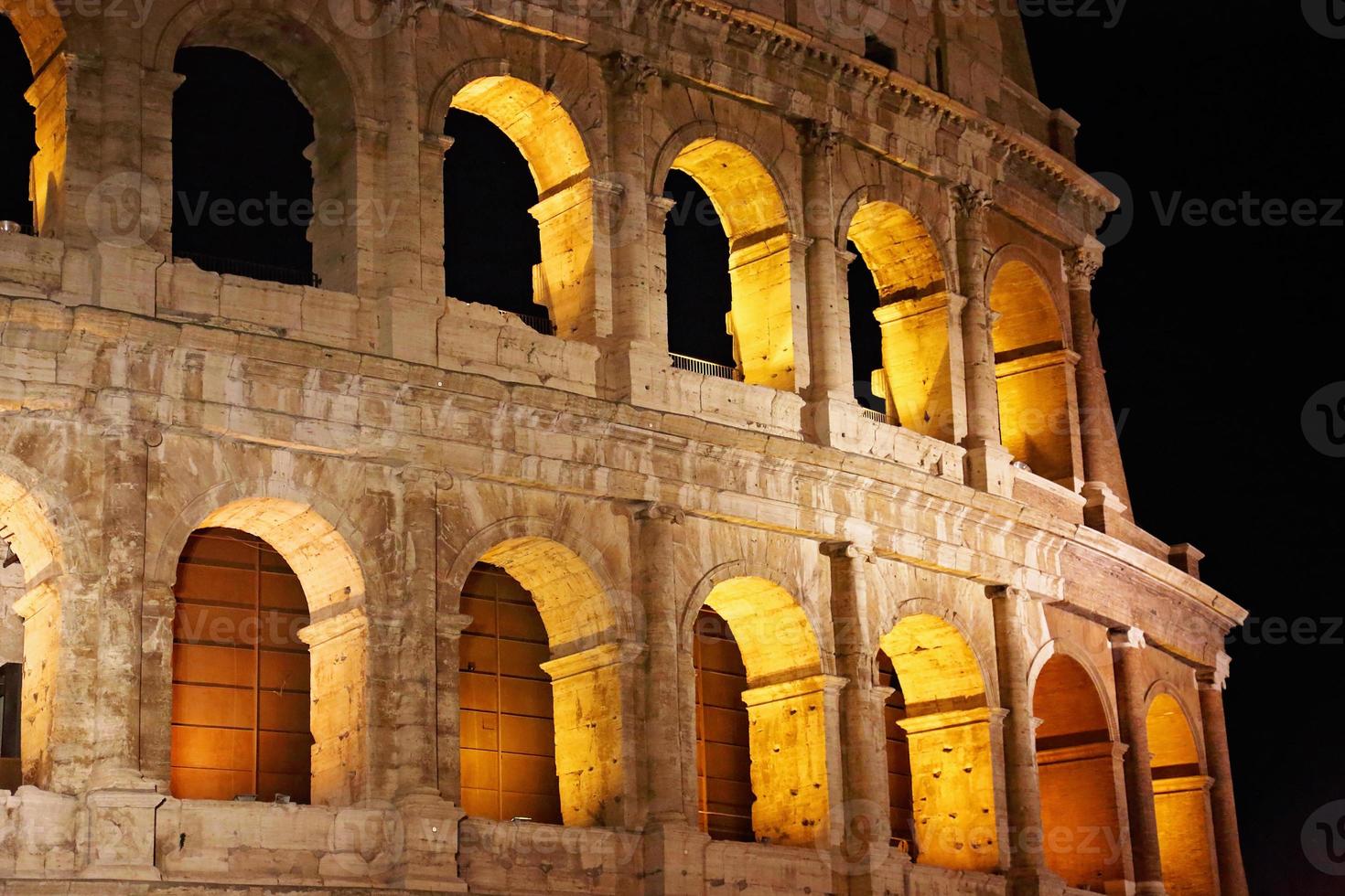 famoso coliseo de roma en la noche foto