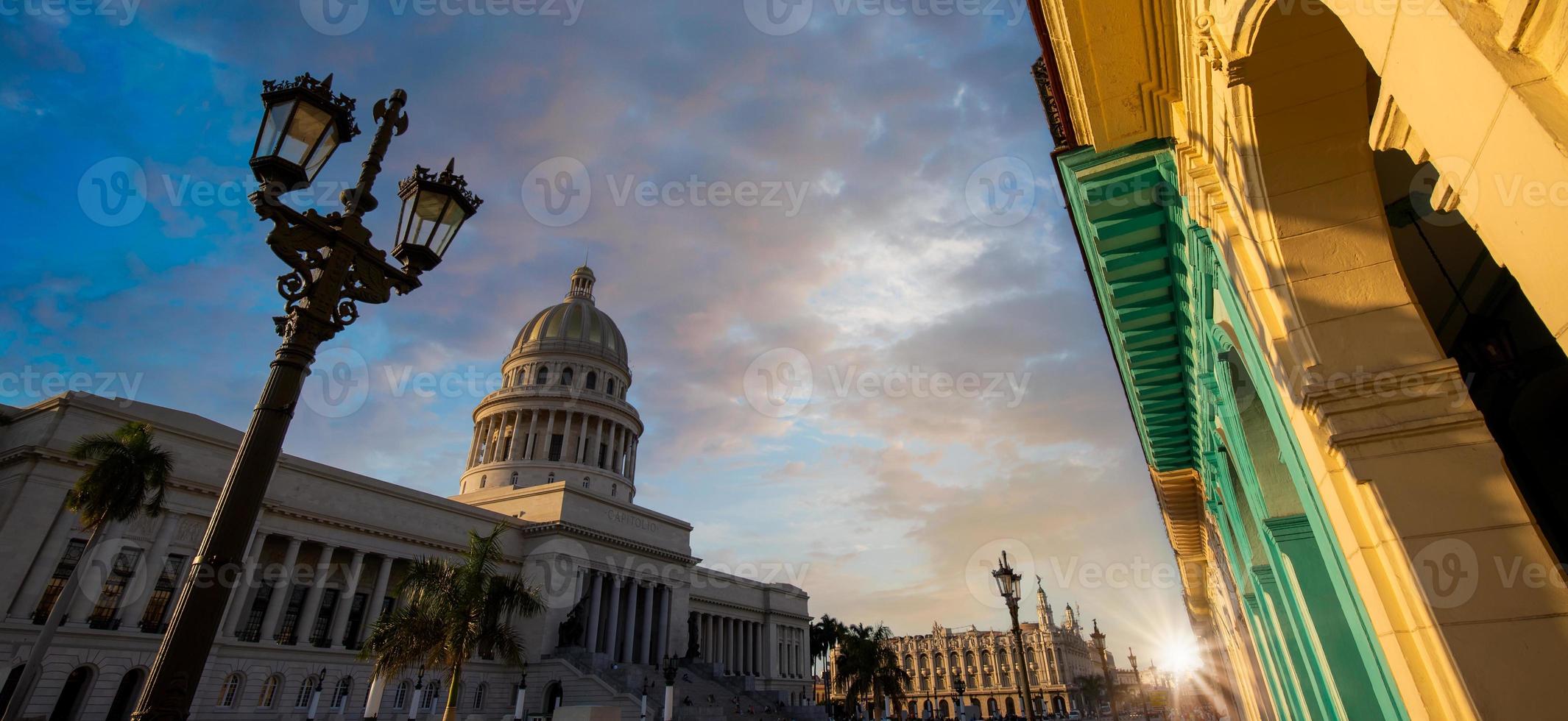 edificio del capitolio nacional capitolio nacional de la habana un edificio público y uno de los sitios más visitados por los turistas en la habana foto