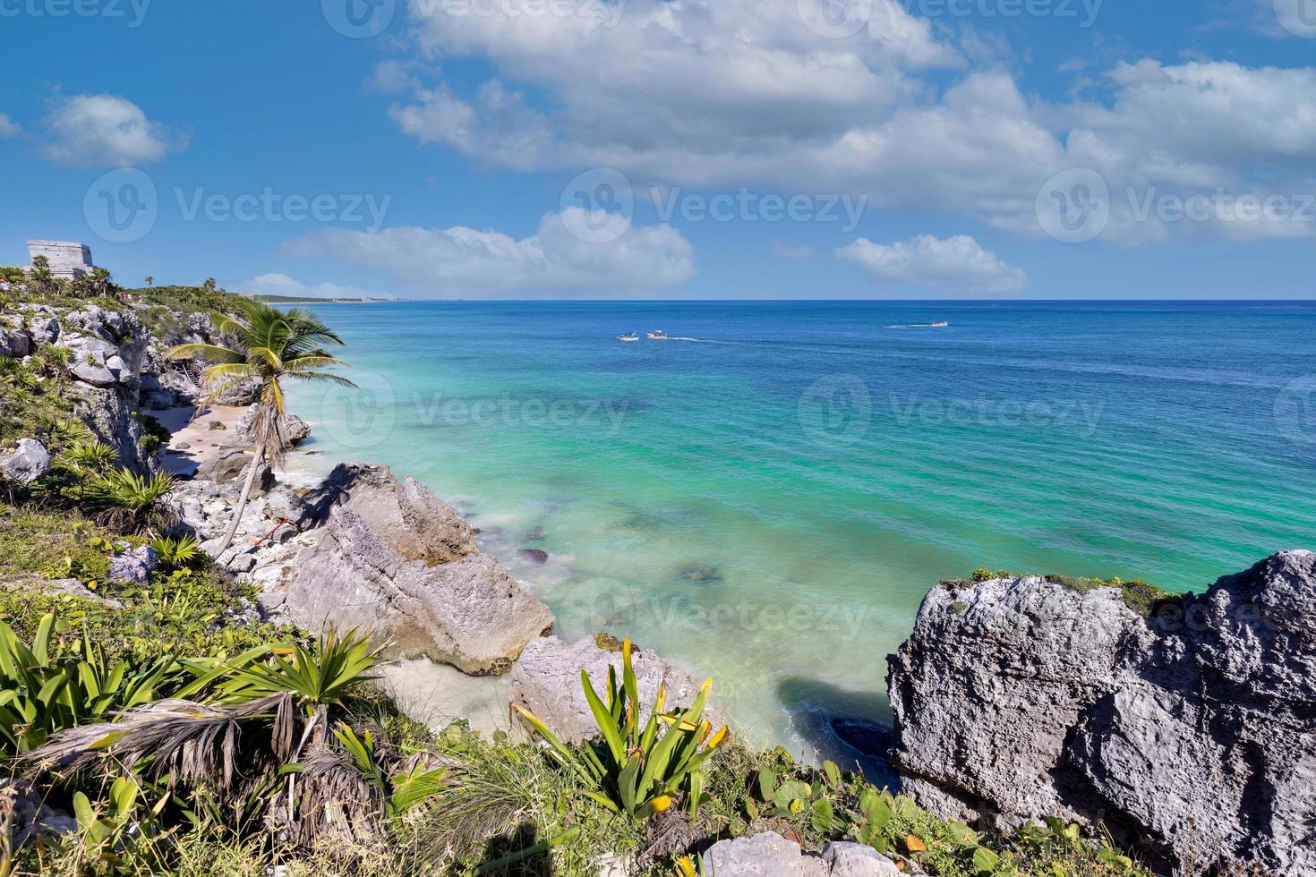 templo del dios del viento en la zona arqueológica de tulum con pirámides mayas y ruinas ubicadas en la pintoresca costa oceánica de la provincia de quintana roo foto