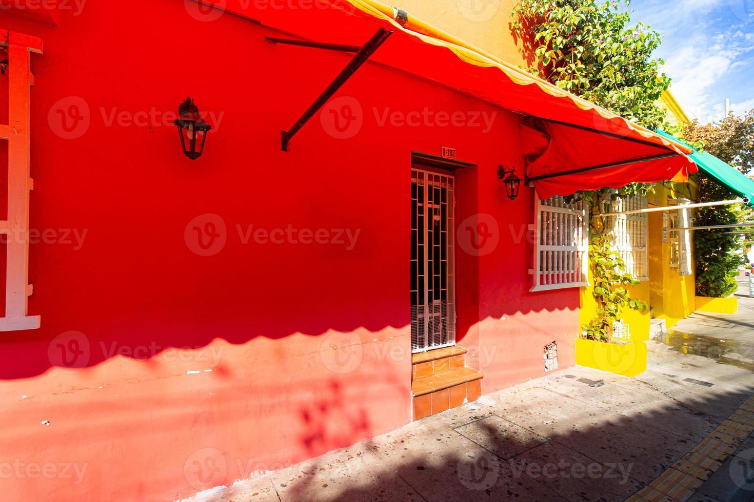 pintorescas calles coloridas de cartagena en el distrito histórico de getsemani cerca de la ciudad amurallada, ciudad amurallada foto