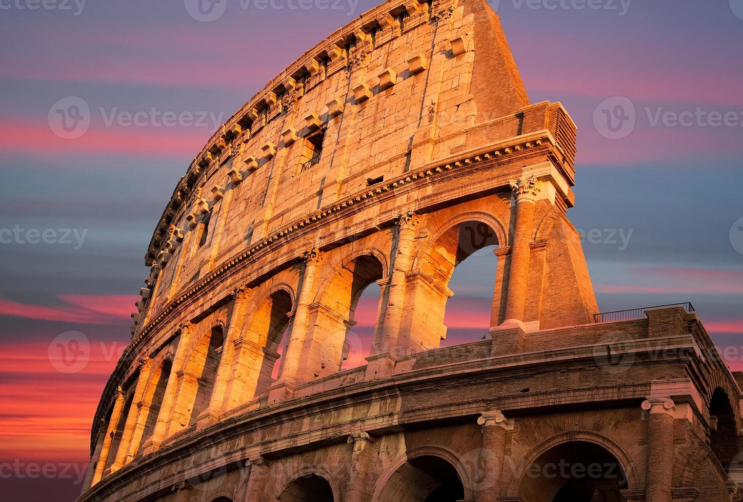 famoso coliseo coliseo de roma al atardecer temprano foto