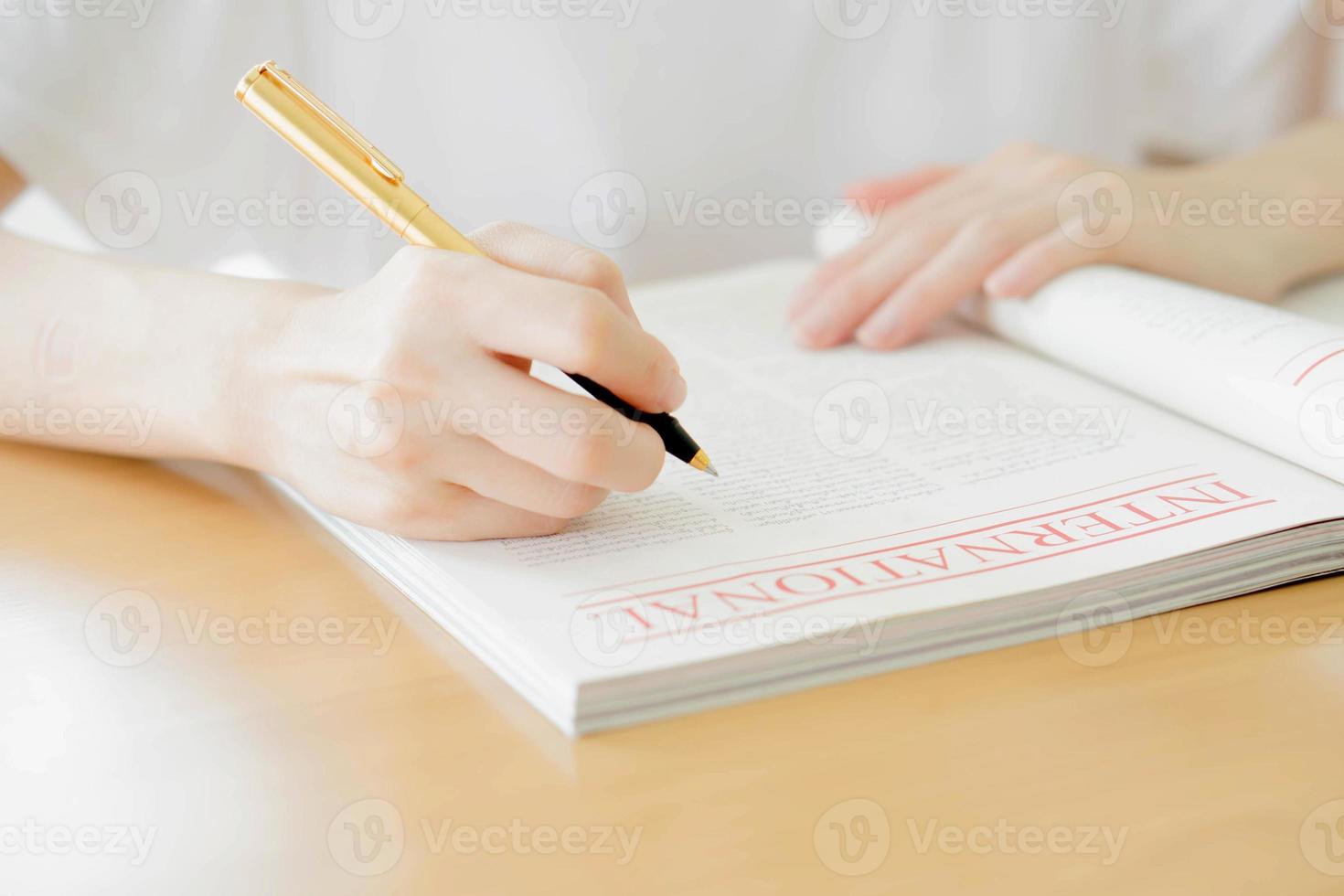 mujer escribiendo en papel foto