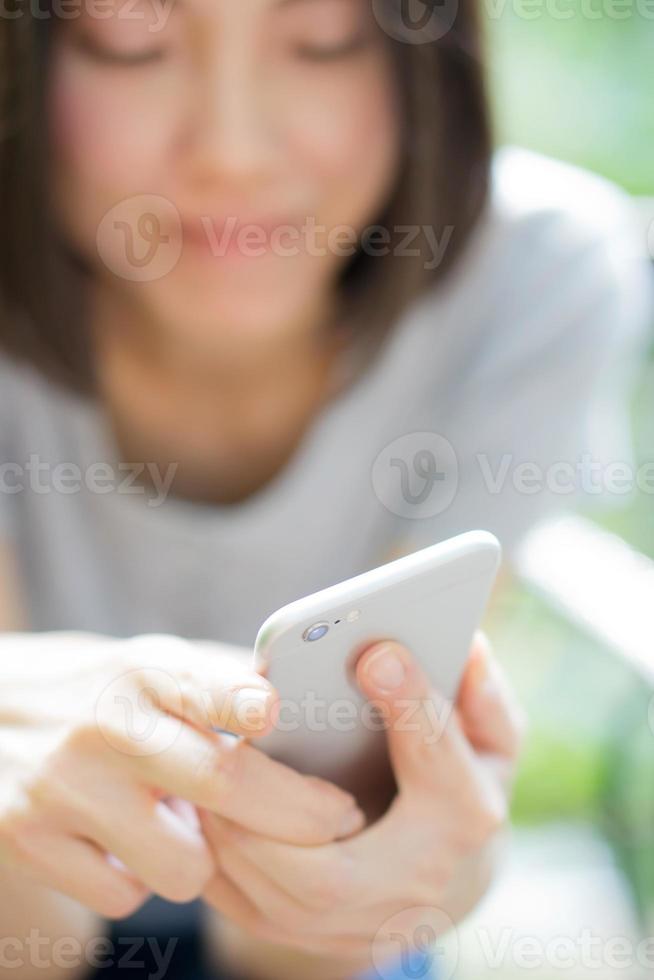 hermosa mujer enviando mensajes de texto con su teléfono foto
