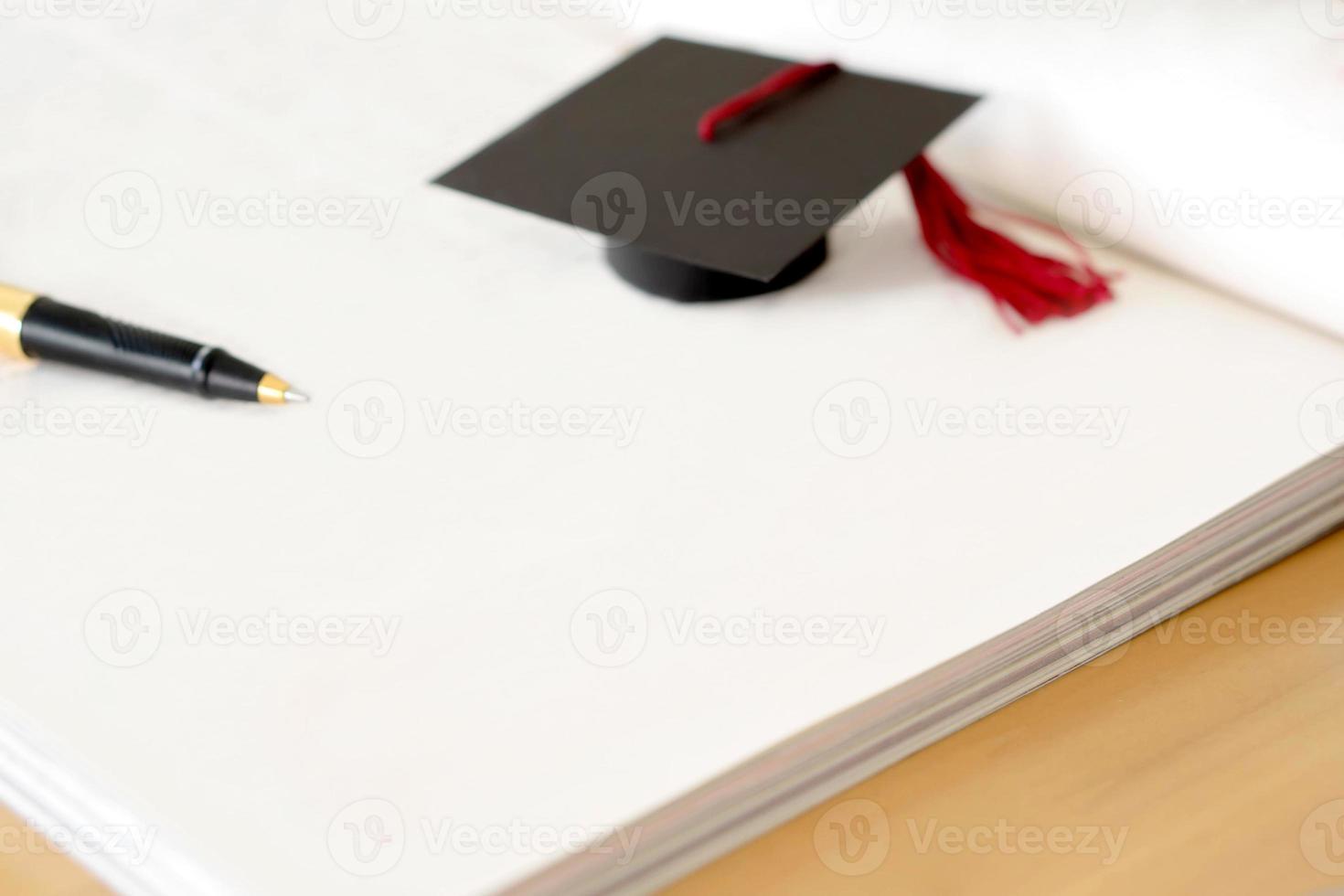 desenfoque de libro en blanco para copiar texto en textura de madera de grano foto