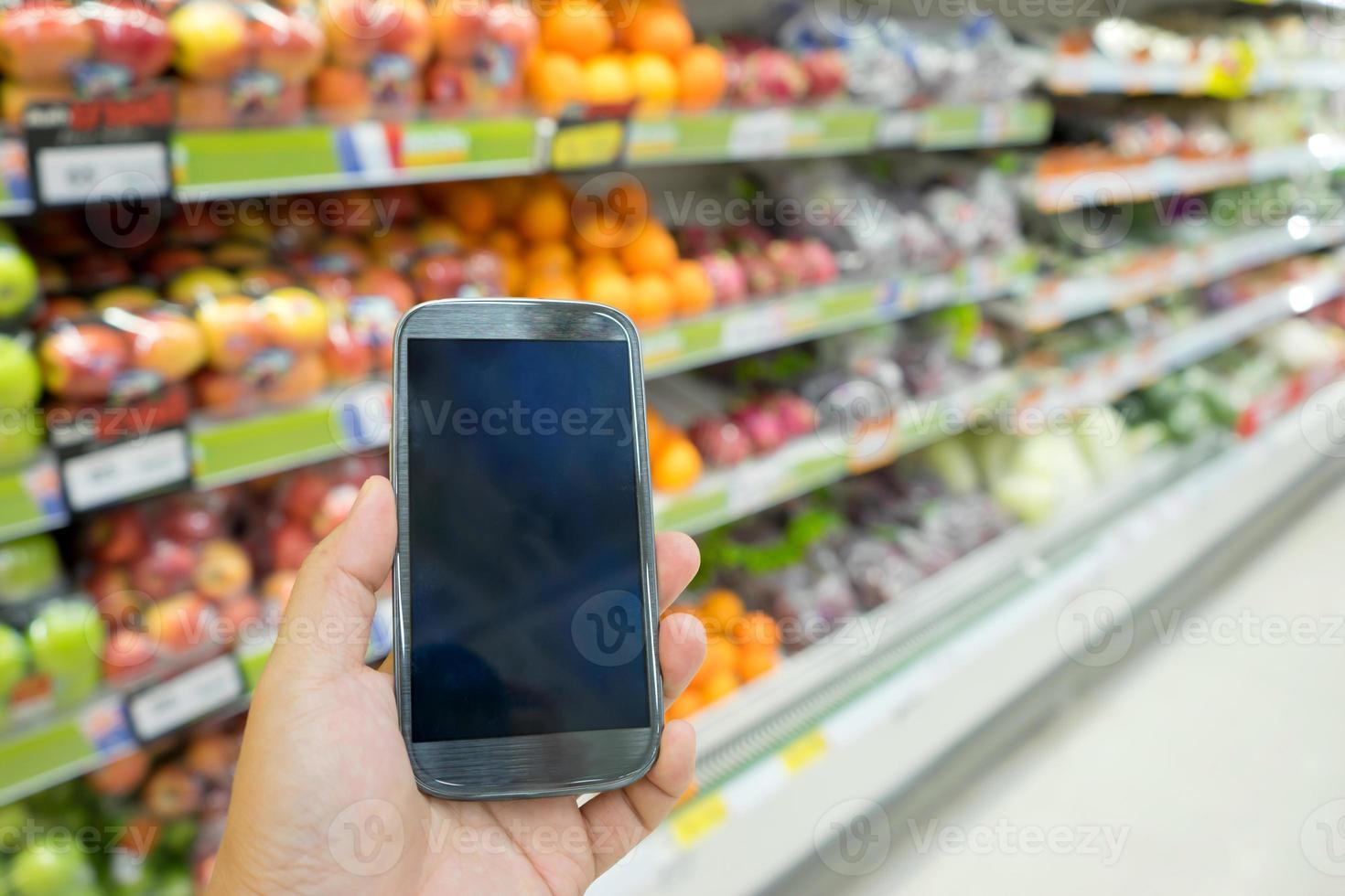 Cerca de mujer joven con canasta de alimentos en el mercado foto