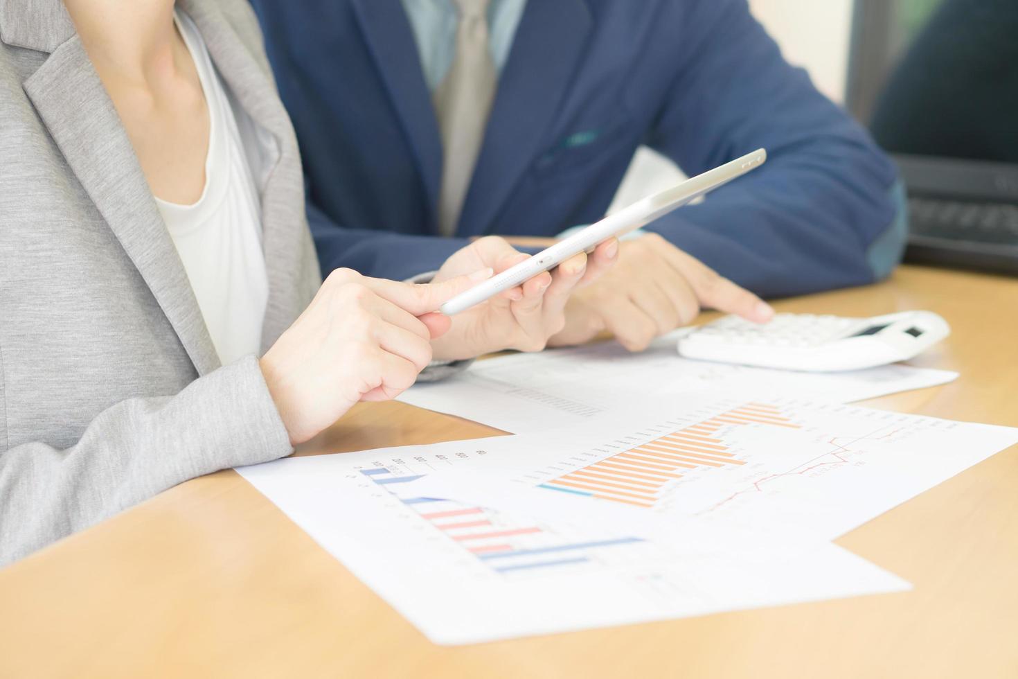 asesor de negocios analizando cifras financieras que denotan el progreso en el trabajo de la empresa foto