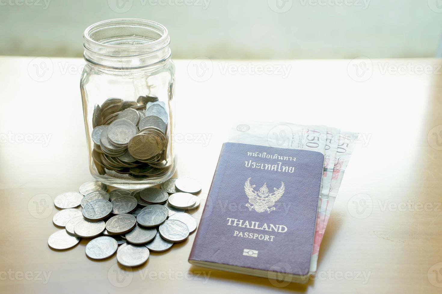 tarro de ahorro con moneda para viajar foto