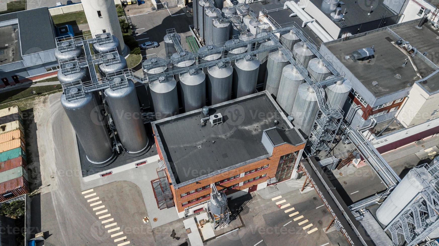 fábrica para la producción de cerveza vista superior desde el dron foto