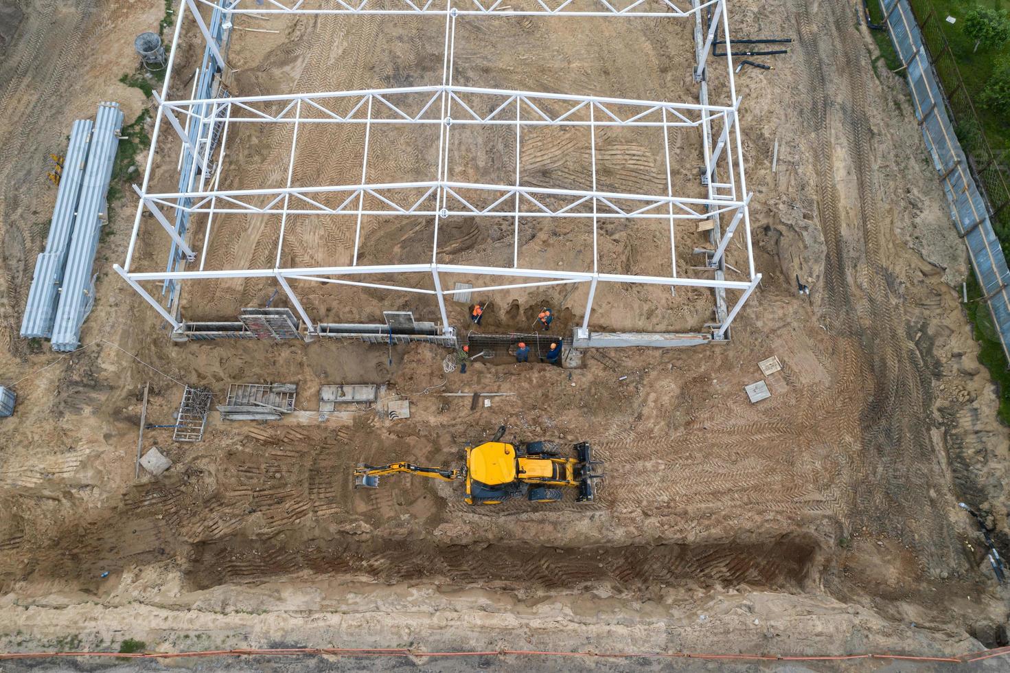 excavadora en una vista superior del sitio de construcción foto