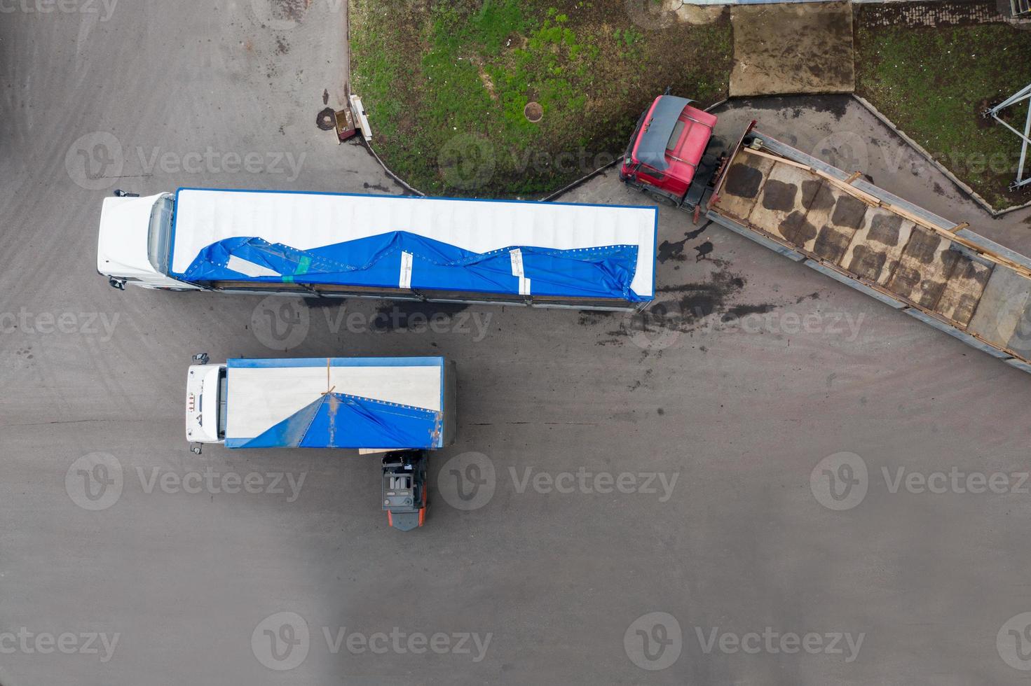 loading pallets into a truck top view photo