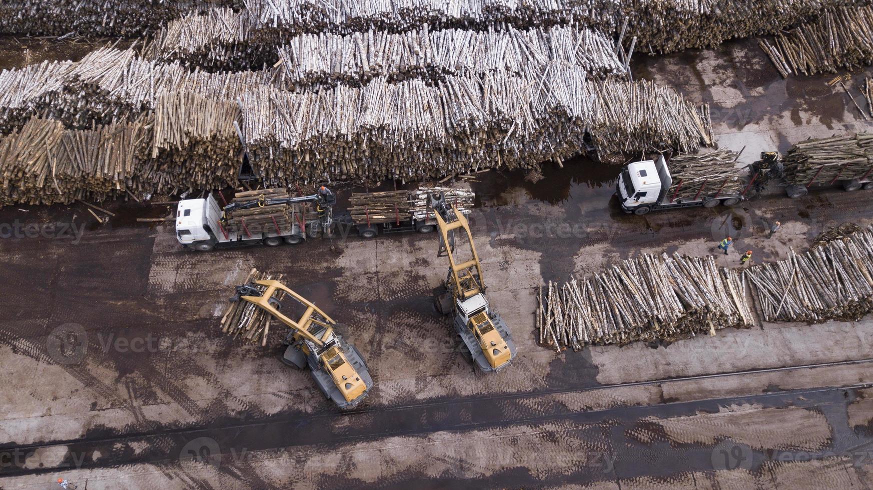 fotografía aérea de la vista superior de la empresa de carpintería con drone foto