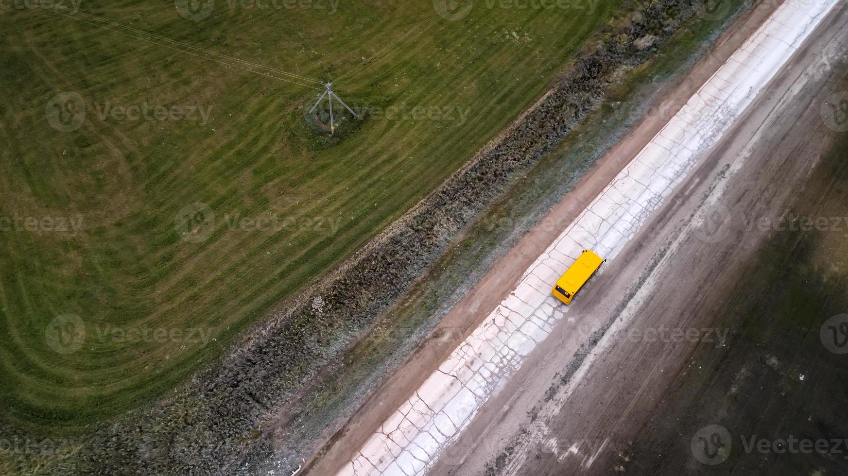 paseos en autobús amarillo en la vista superior de la carretera foto