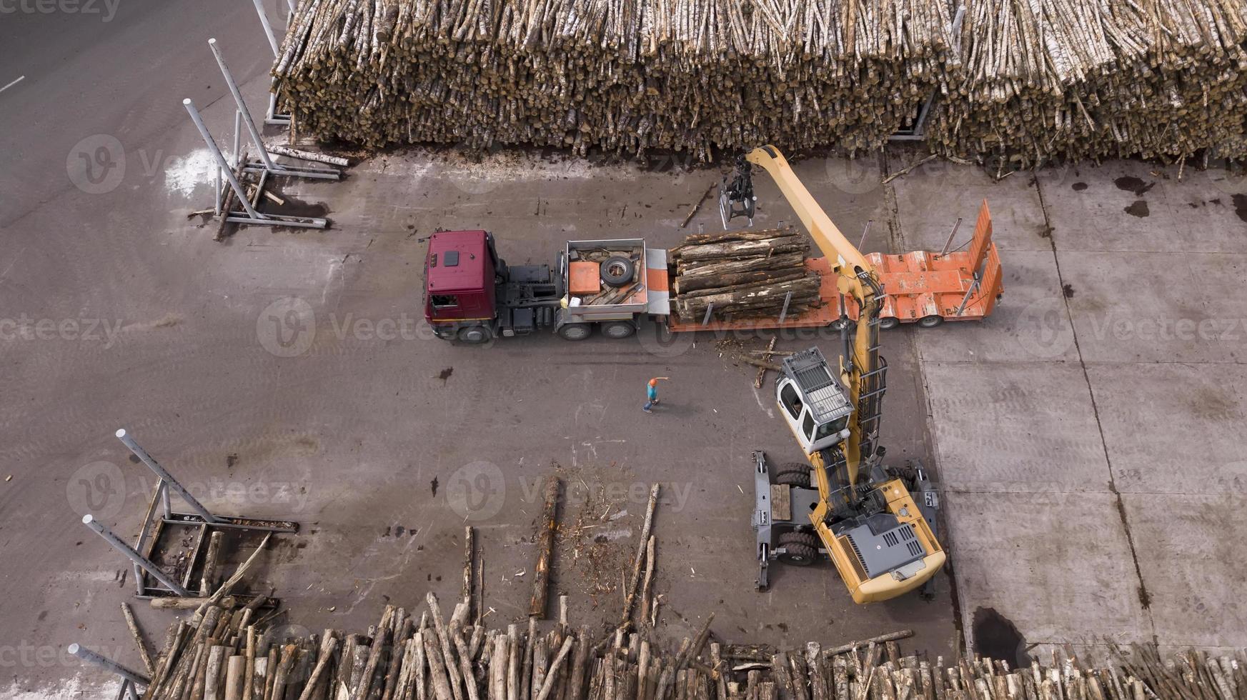 fotografía aérea de la vista superior de la empresa de carpintería con drone foto