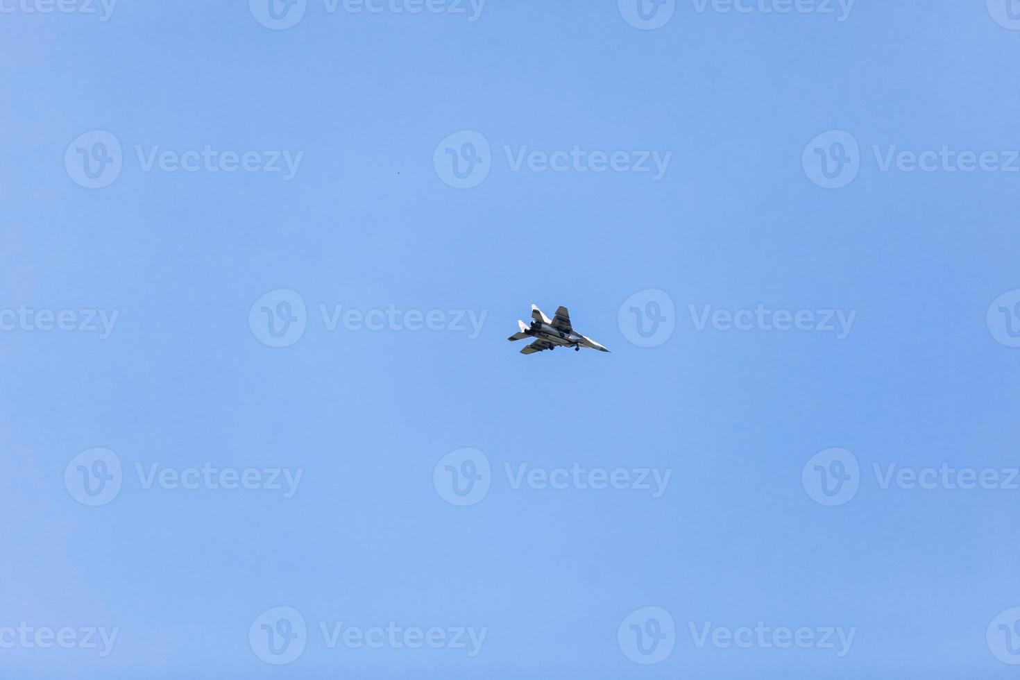 avión blanco militar volando en el cielo azul. enfoque selectivo. foto