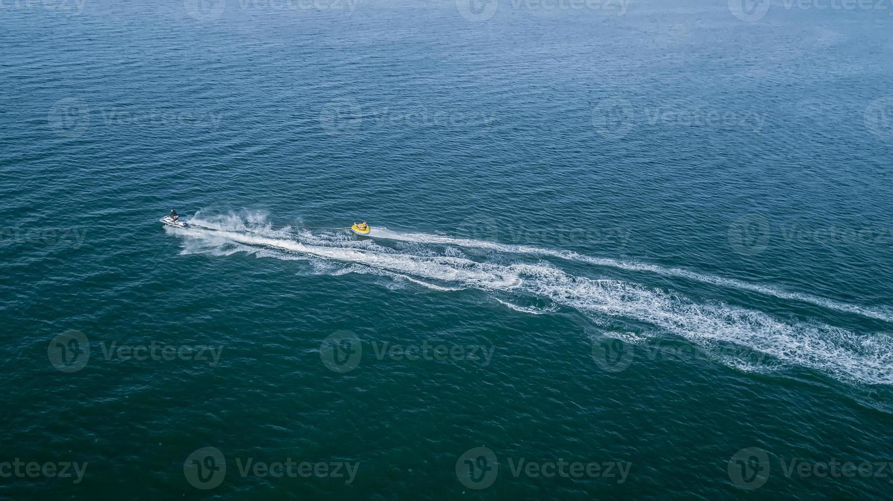 vista aérea de jet ski en el océano foto