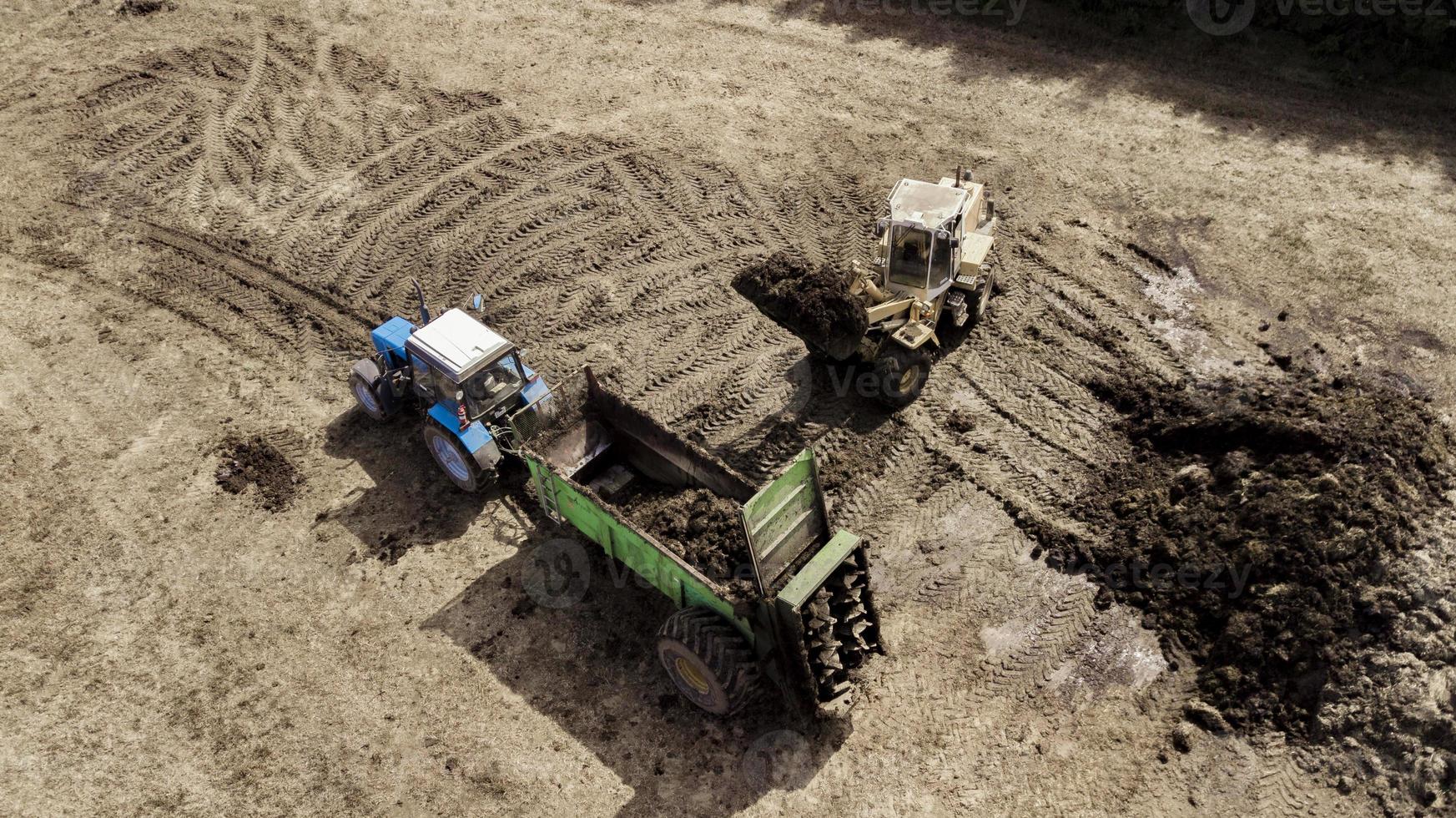 el cargador carga la vista superior de fertilizante orgánico foto