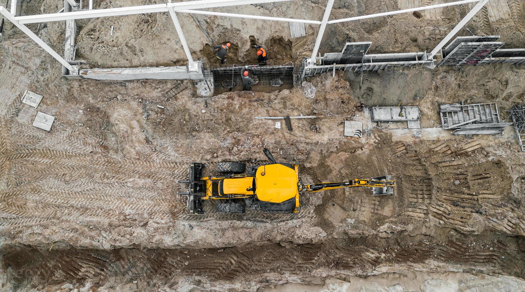 la instalación del marco del edificio en una vista superior del sitio de construcción foto