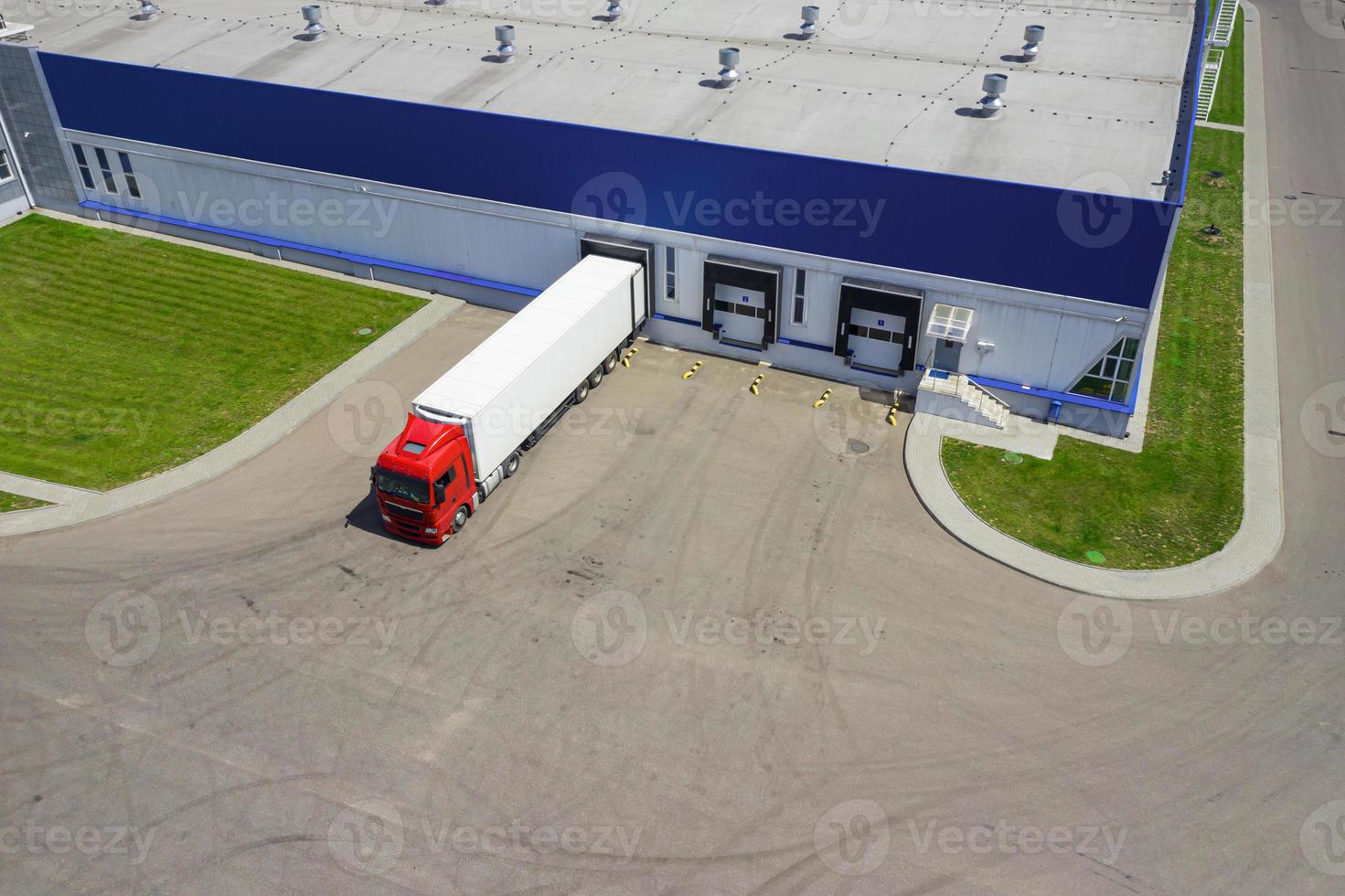 vista aérea de la descarga de camiones en el centro logístico foto