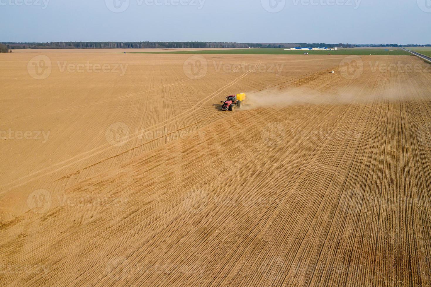 tractor siembra trigo en la vista superior del campo foto