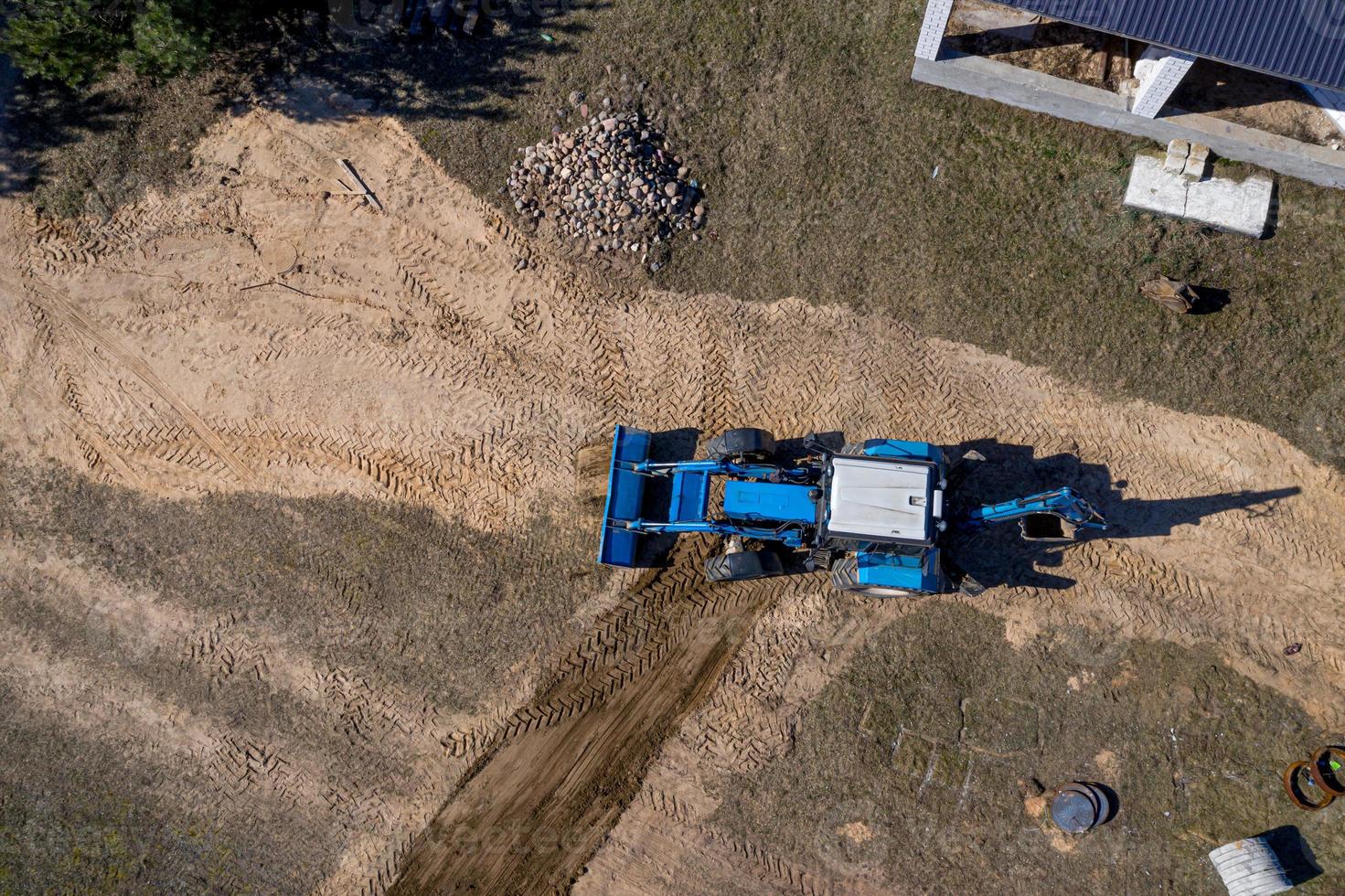 excavadora de tractores en una vista superior del sitio de construcción foto