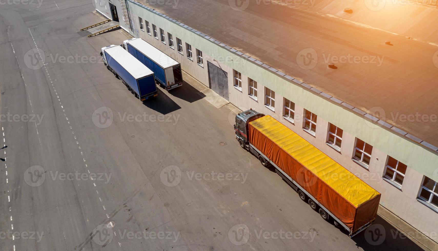 los camiones están esperando para ser cargados en el centro logístico foto