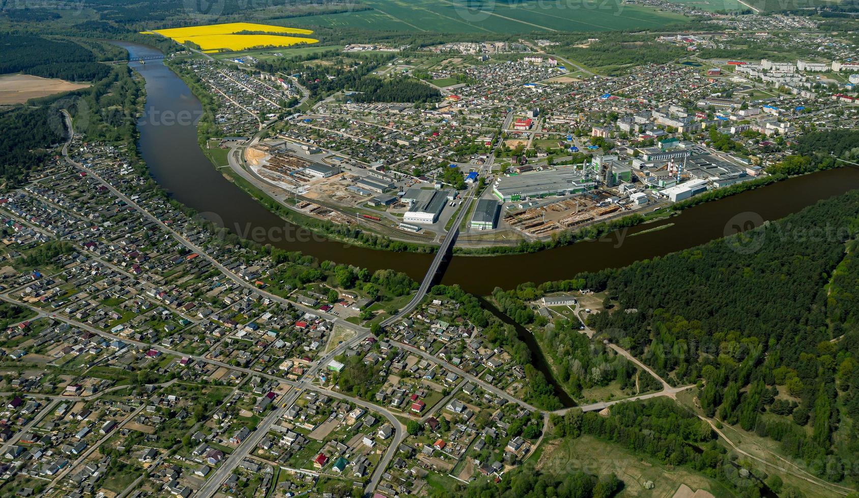 panorama de la ciudad cerca de la vista superior del río foto