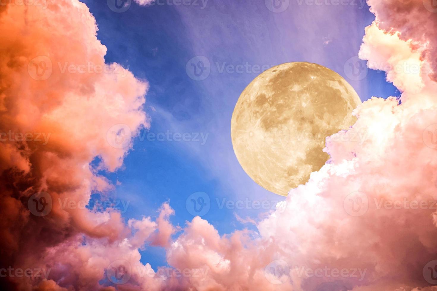 nube dramática con luz de luna en el cielo foto