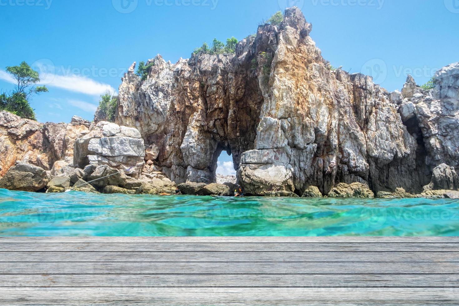 tablón de madera gris en la isla del acantilado de roca foto