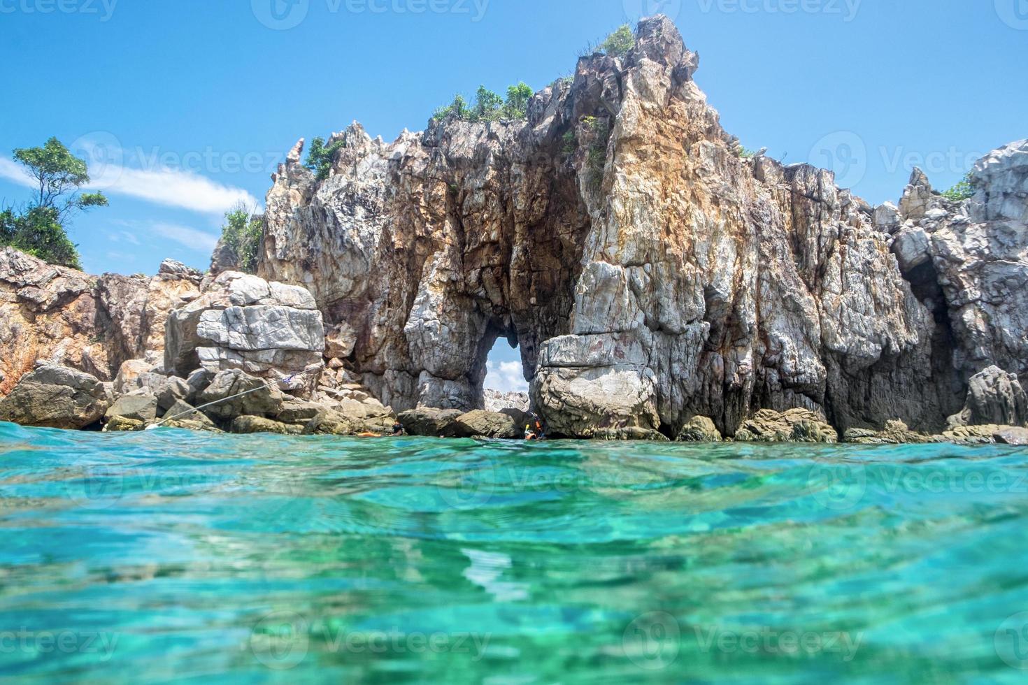 roca acantilado isla esmeralda mar foto