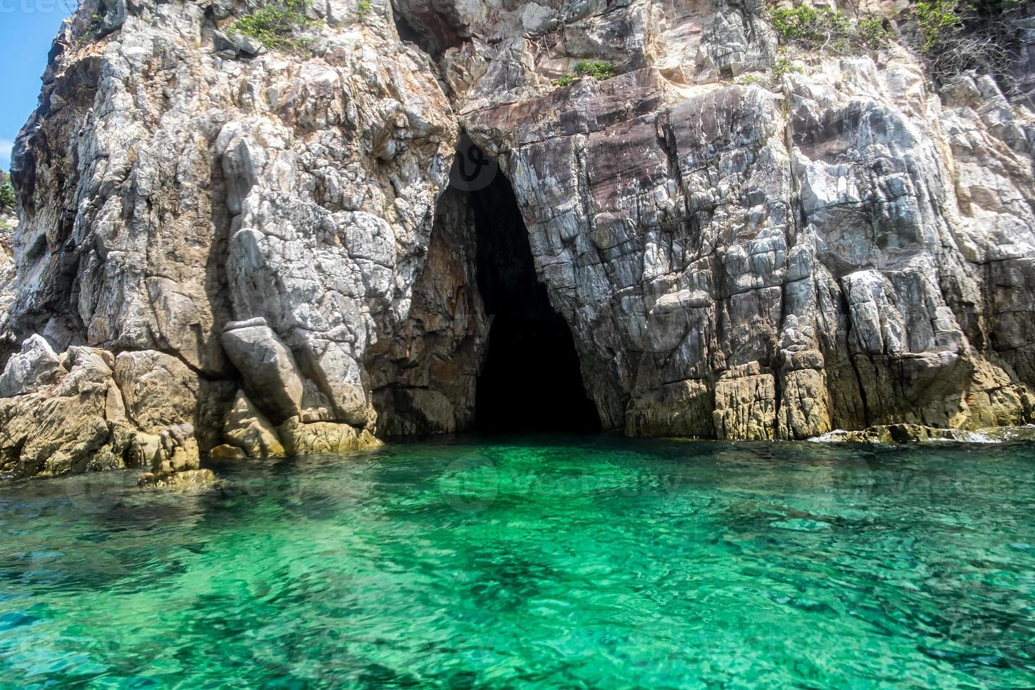 acantilado de roca mar esmeralda en la isla de lipe foto