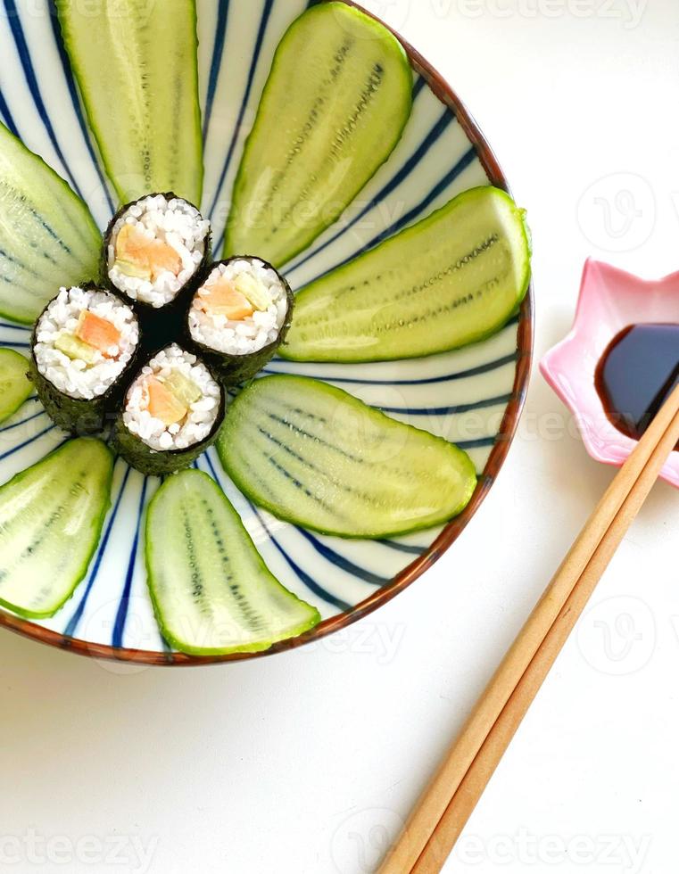 sushi, salsa de soja y palillos. alimentos asiáticos. foto
