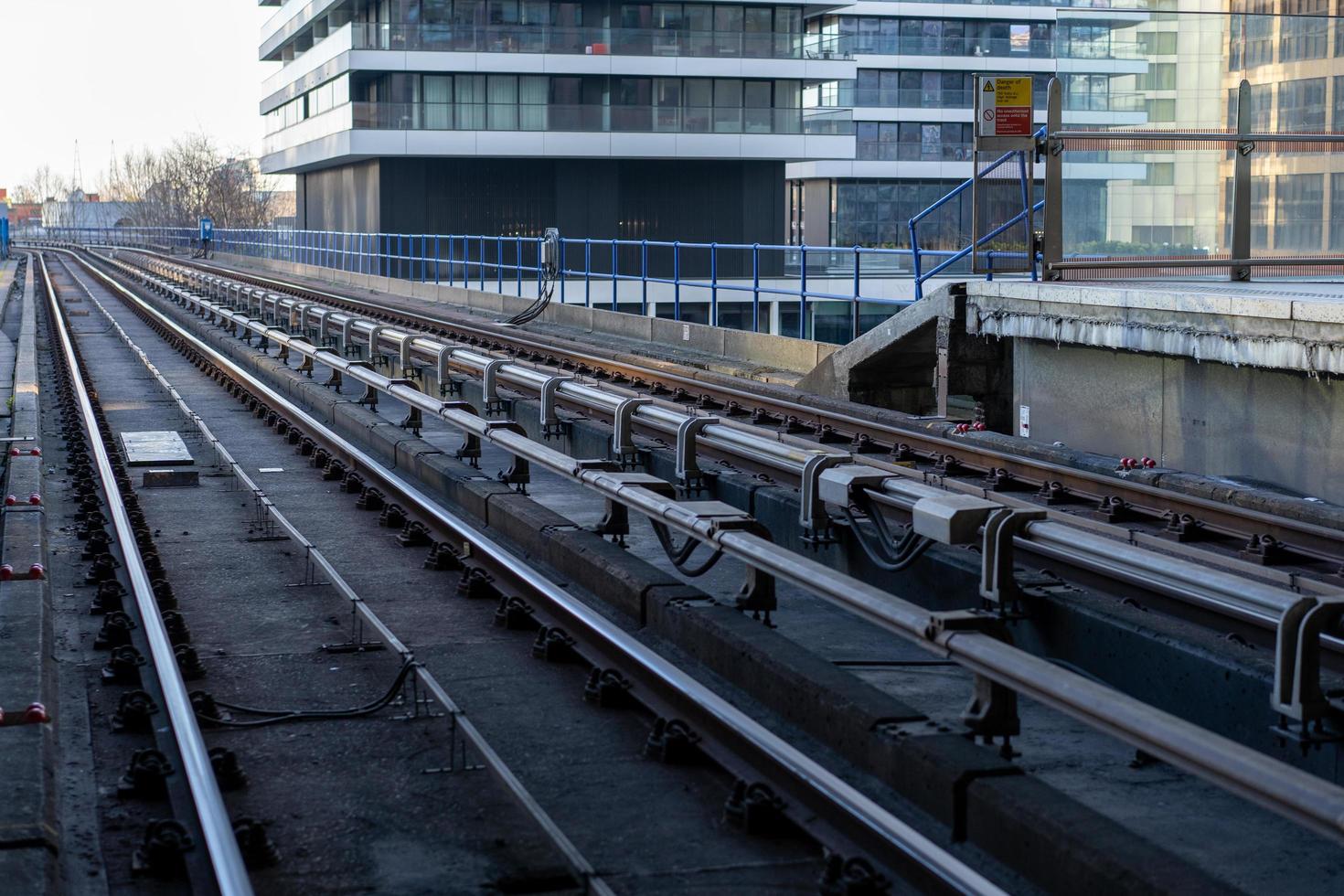 vías de tren de superficie dlr de londres foto