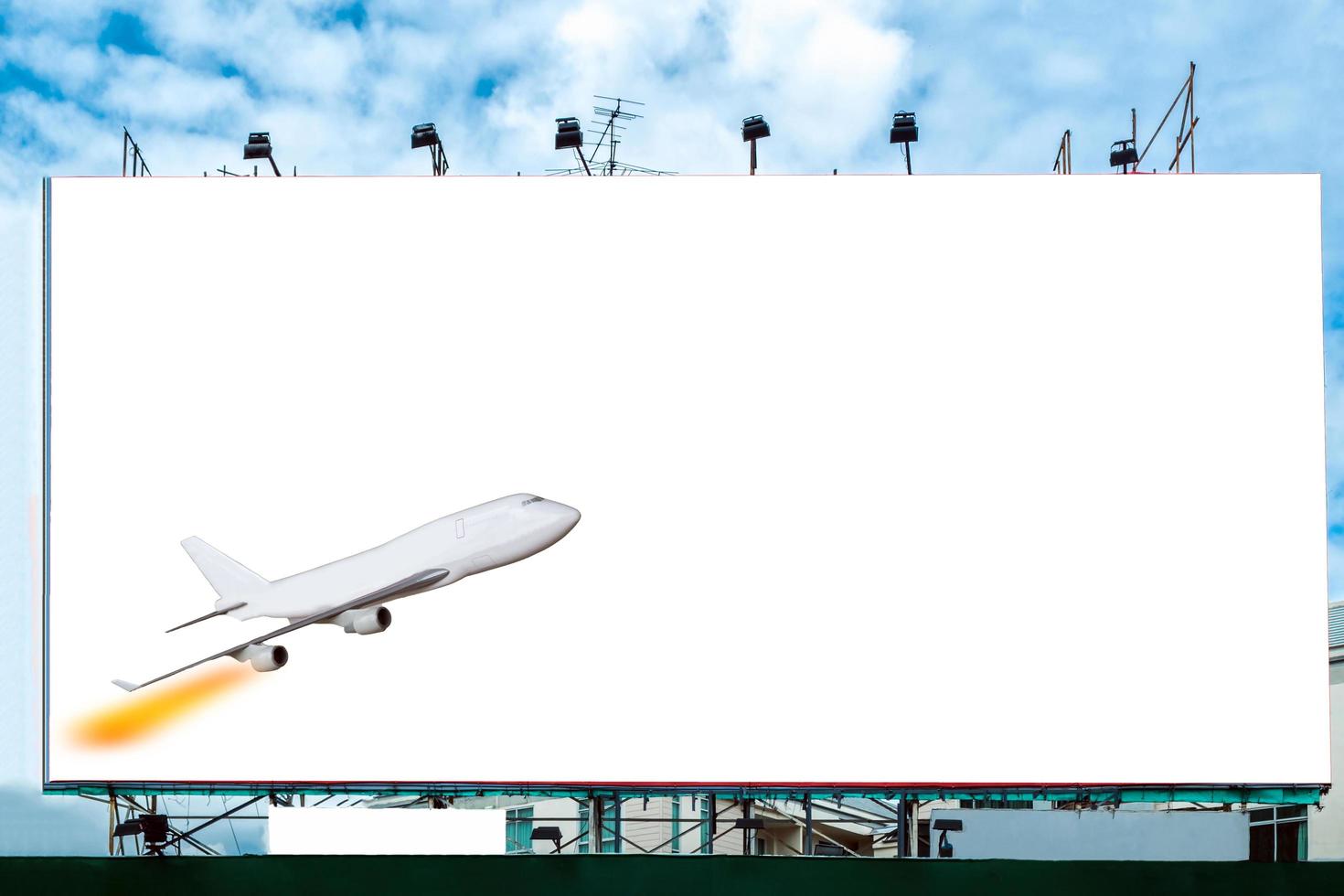 Avión con publicidad en vallas grandes blancas foto