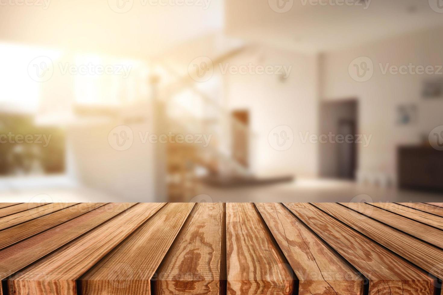 mesa de madera con rayas en el fondo del edificio del lugar de trabajo interior borroso foto