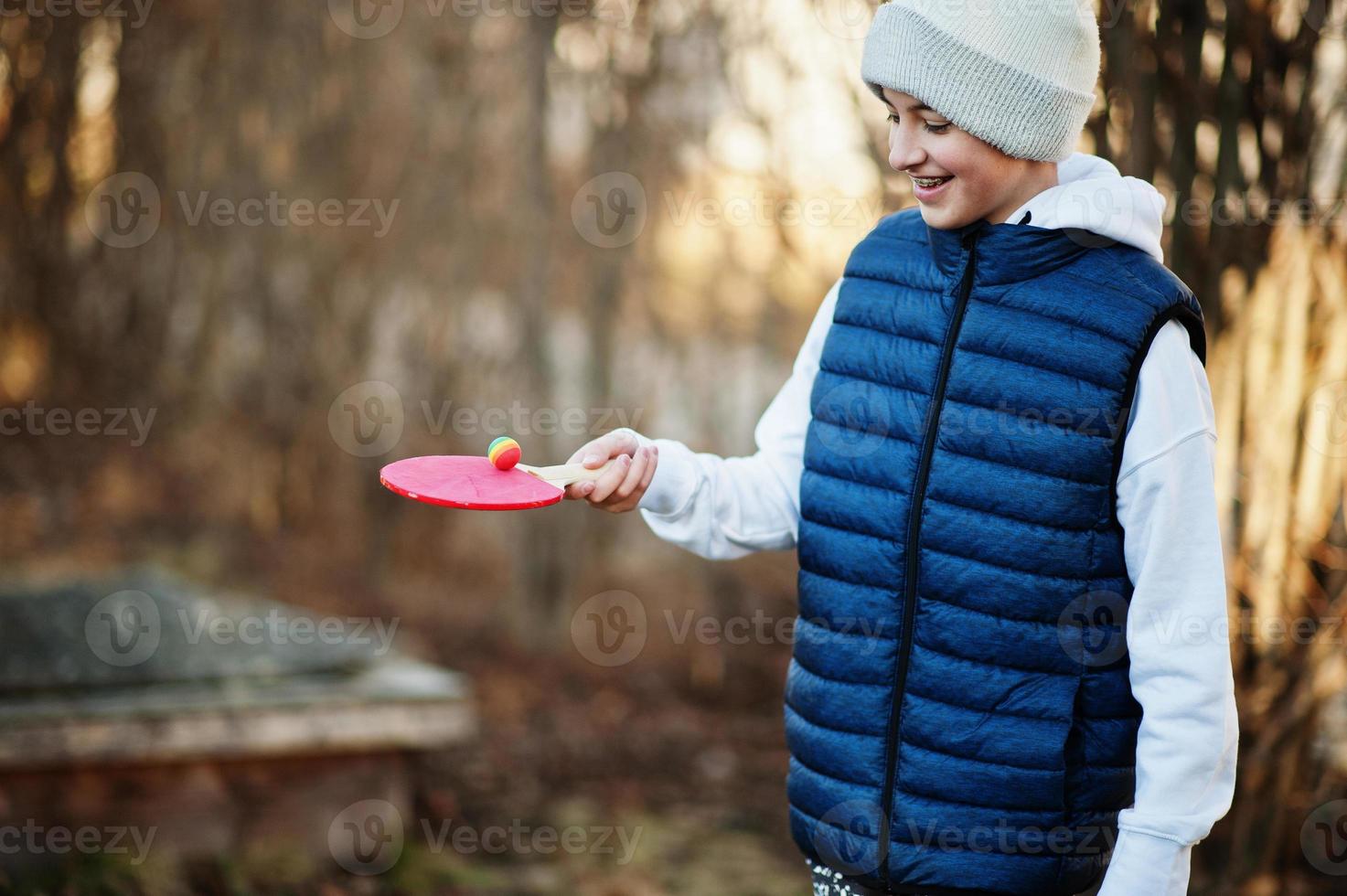 boy play hold ball en la raqueta. foto