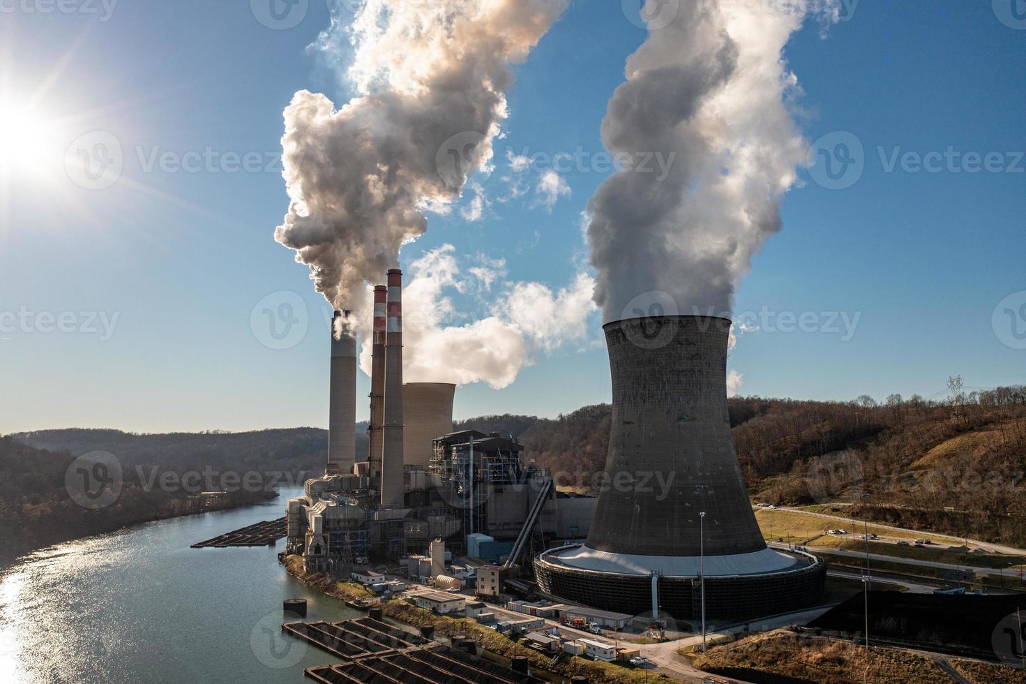 central eléctrica de fort martin a orillas del río monongahela foto