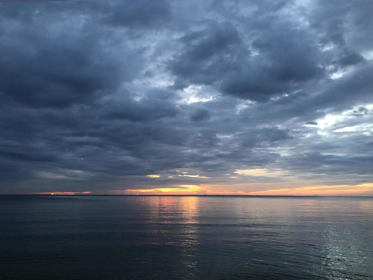 puesta de sol en el fondo de la vista al mar foto