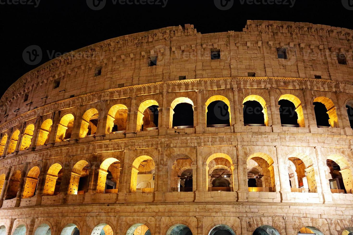 famoso coliseo de roma en la noche foto