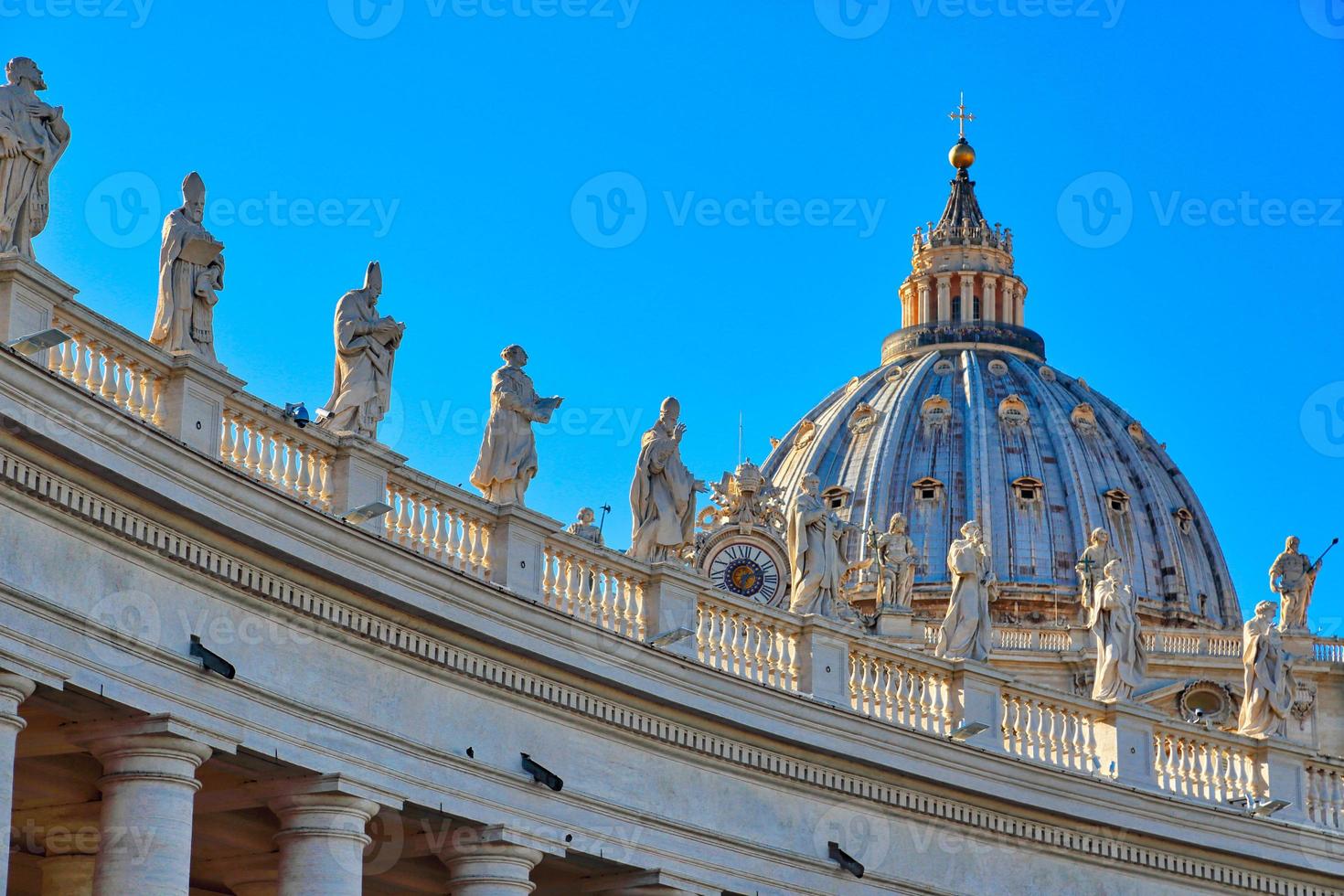 calle escénica basílica de san pedro en roma cerca de la ciudad del vaticano foto