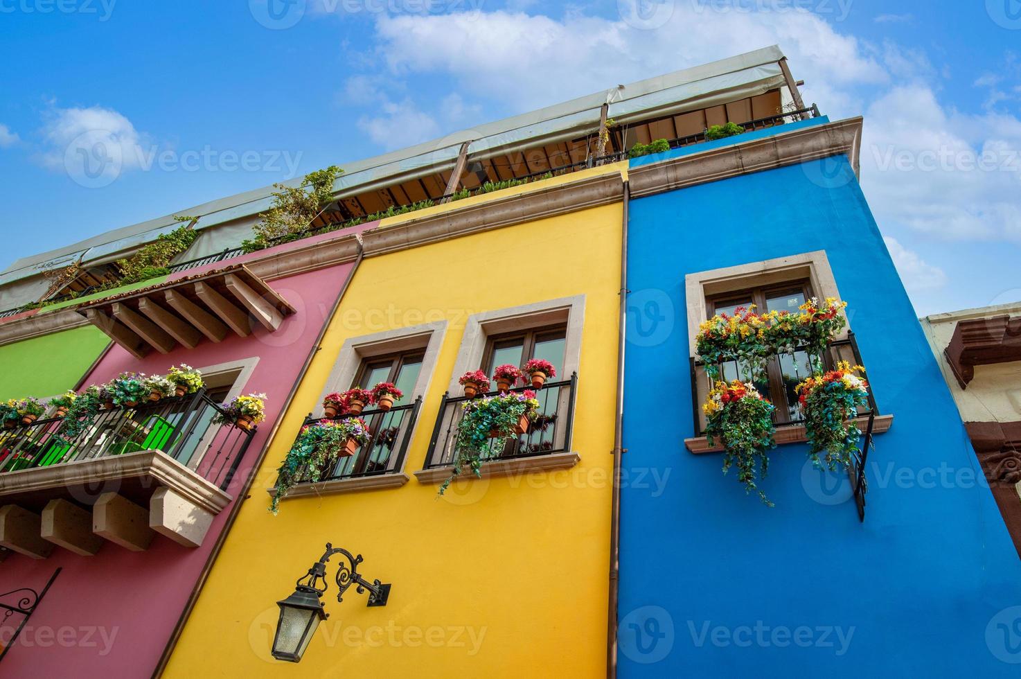méxico, monterrey, coloridos edificios históricos en el centro de la ciudad vieja, barrio antiguo, una famosa atracción turística foto