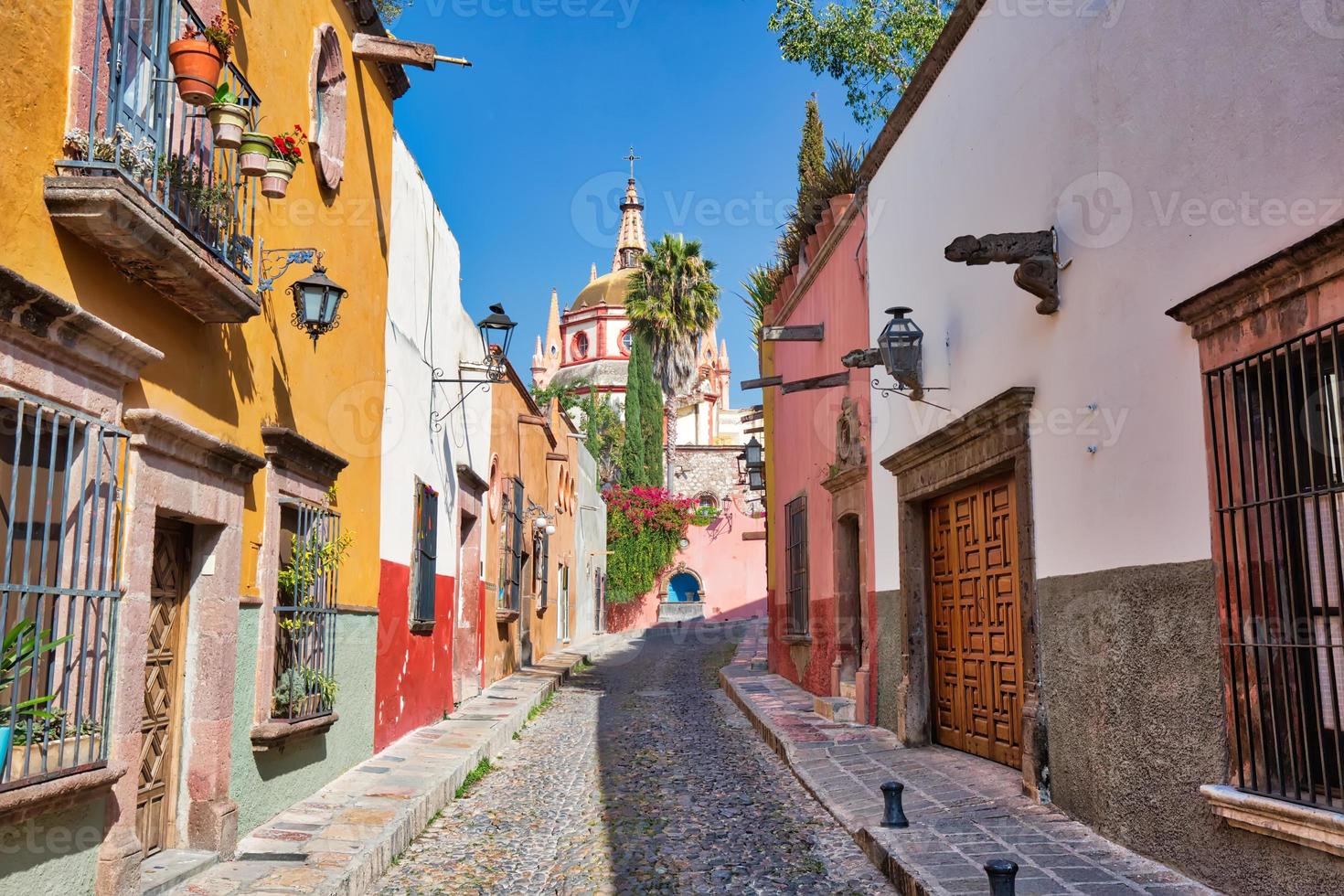 méxico, coloridos edificios y calles de san miguel de allende en el centro histórico de la ciudad foto