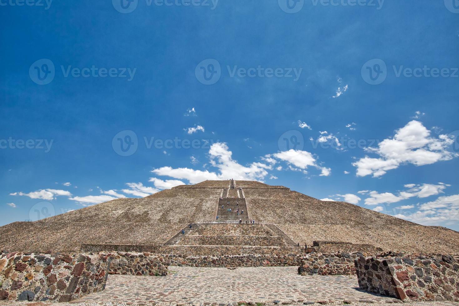 Pirámides de teotihuacan emblemáticas ubicadas cerca de la ciudad de México foto