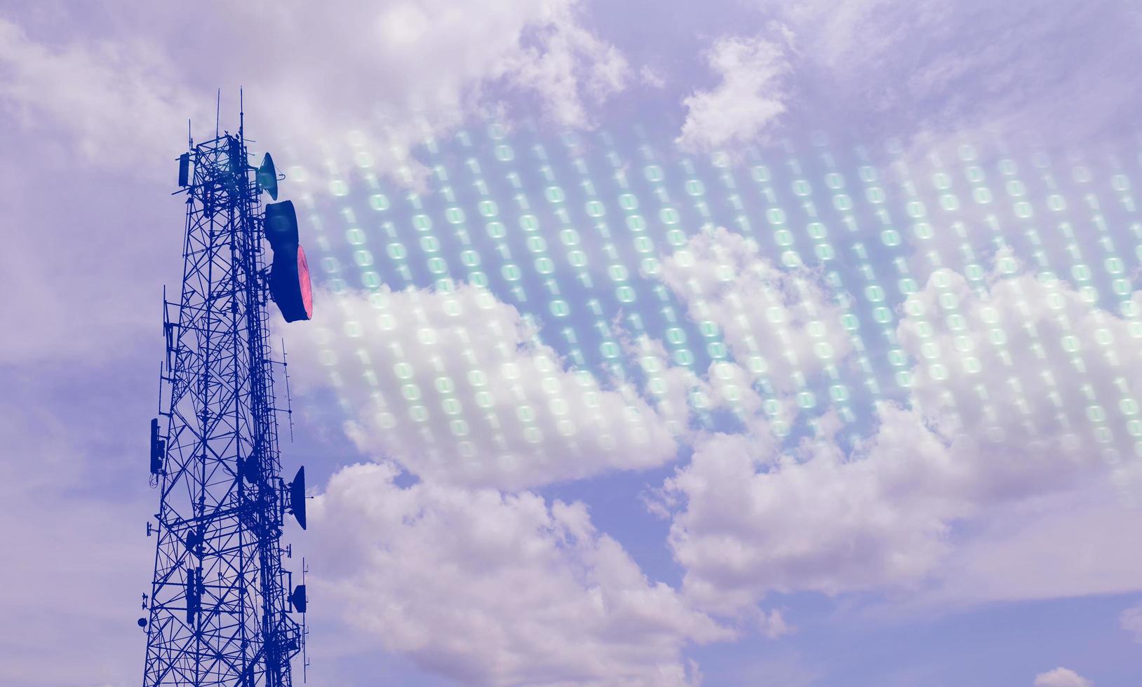 la torre de señales estaba alta en el cielo y vio el cielo con la luz del sol golpeándolo. para transmitir datos digitales y analógicos en varias formas de onda como una tecnología utilizada para comunicarse a largas distancias. foto