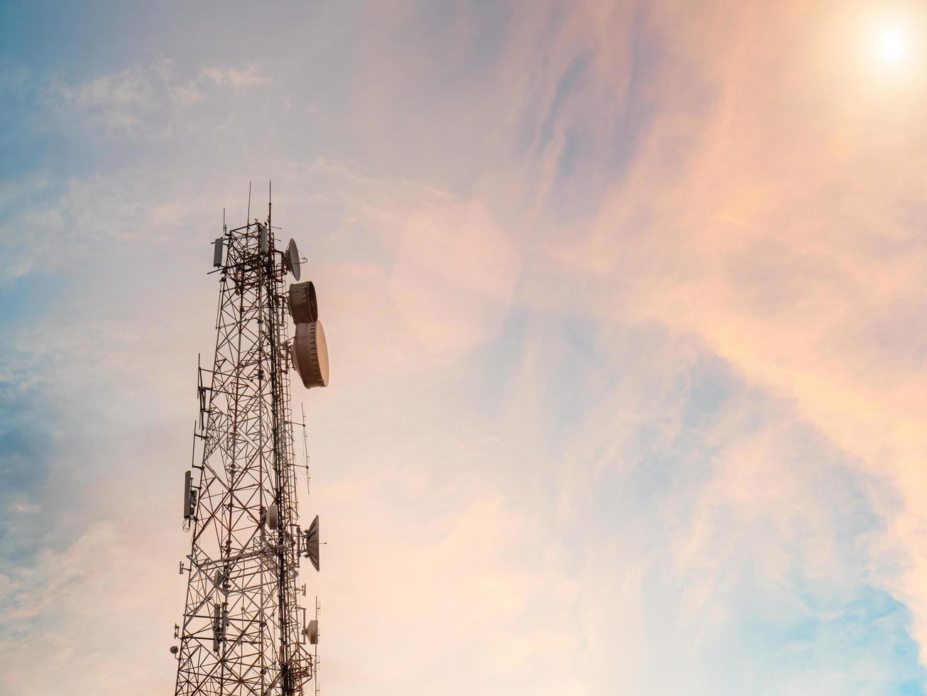 la torre de señales estaba alta en el cielo y vio el cielo con la luz del sol golpeándolo. para transmitir datos digitales y analógicos en varias formas de onda como una tecnología utilizada para comunicarse a largas distancias. foto